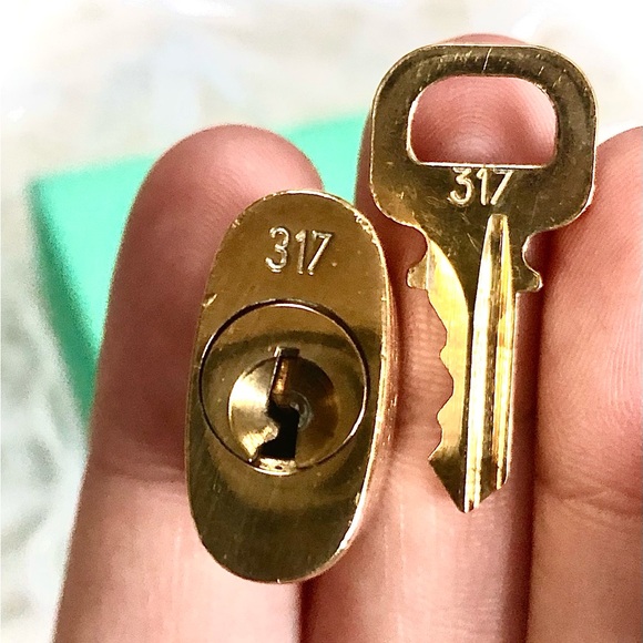 LV Lock & Key #317 Louis Vuitton Paris with 18” gold metal Paperclip chain - Picture 4 of 16